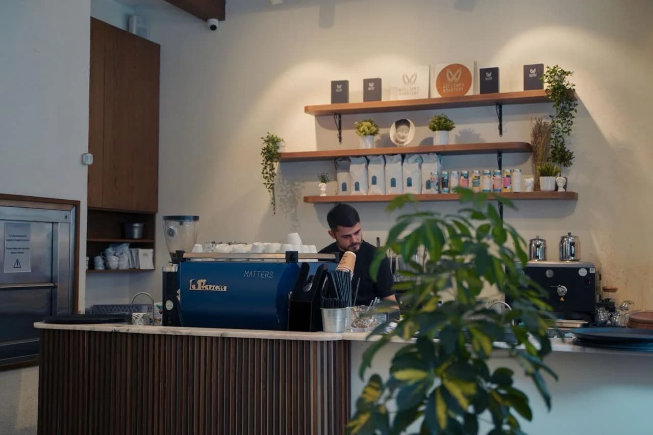 Barista hinter der Theke
